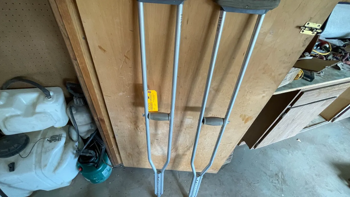 2 Medical Crutches