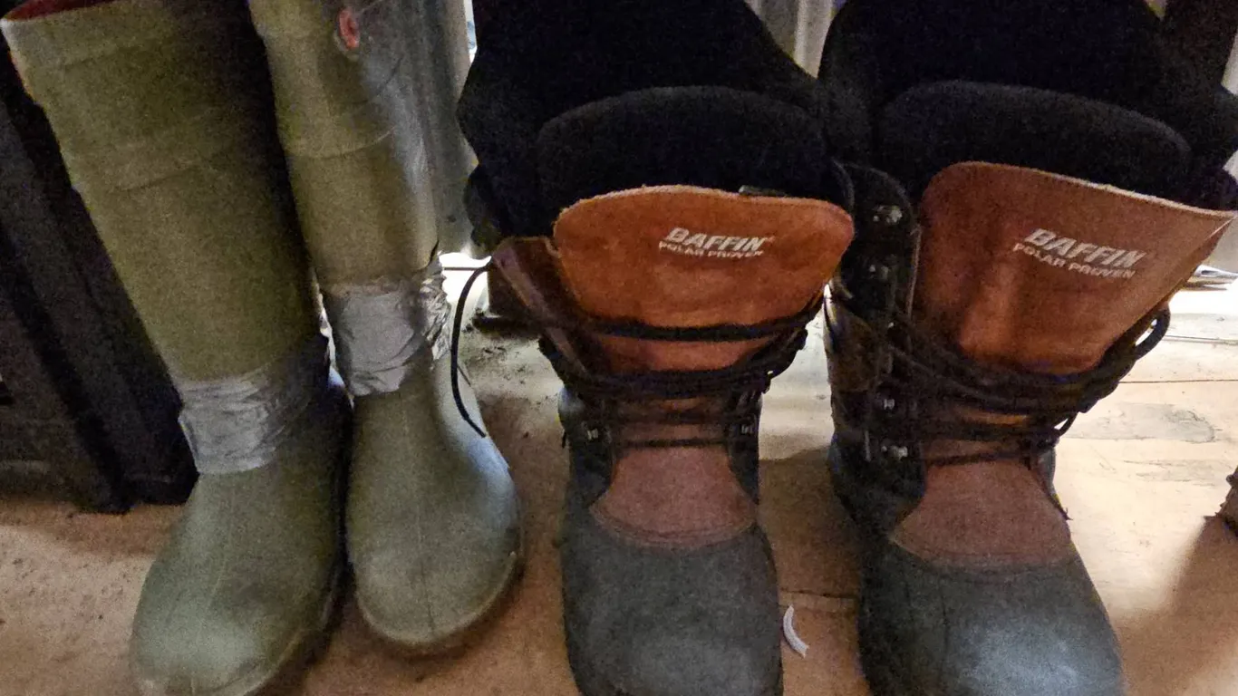 4 Pairs of Men's Boots and Gloves Including Baffin Apex Size 12