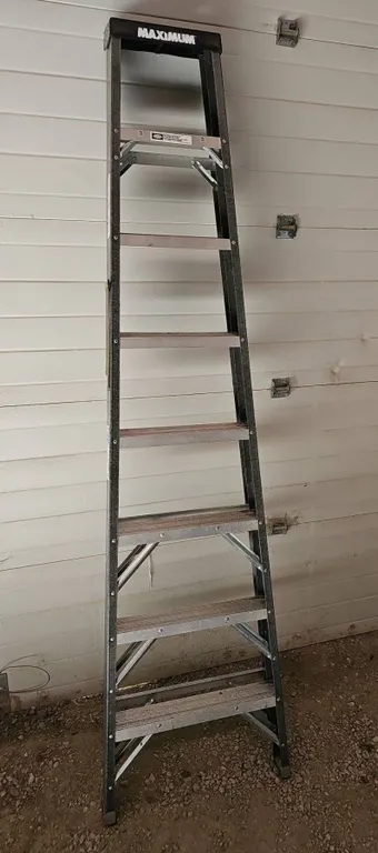 MAXIMUM Fibreglass Step Ladder 8 Foot