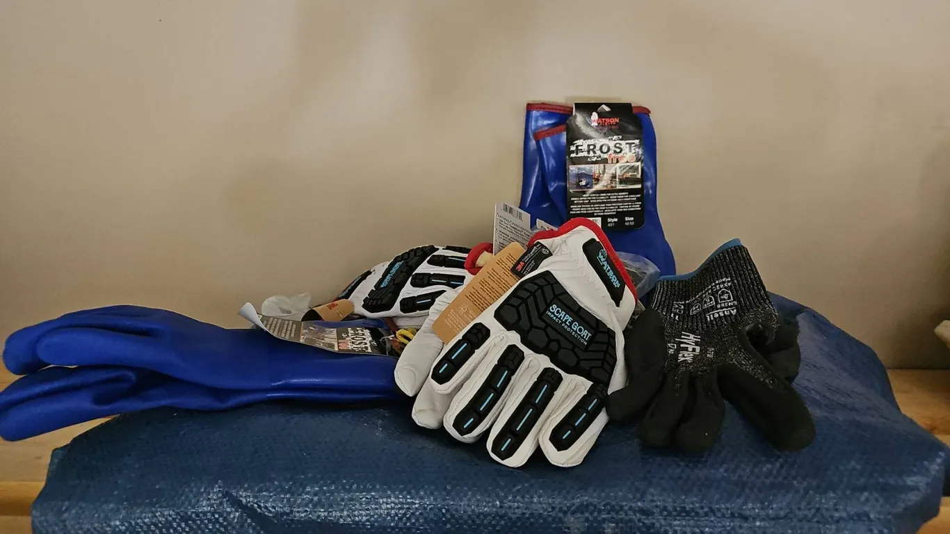 Work Gloves: Walton Frost Free, Watson Scape Goat, HyFlex, With Blue Mat