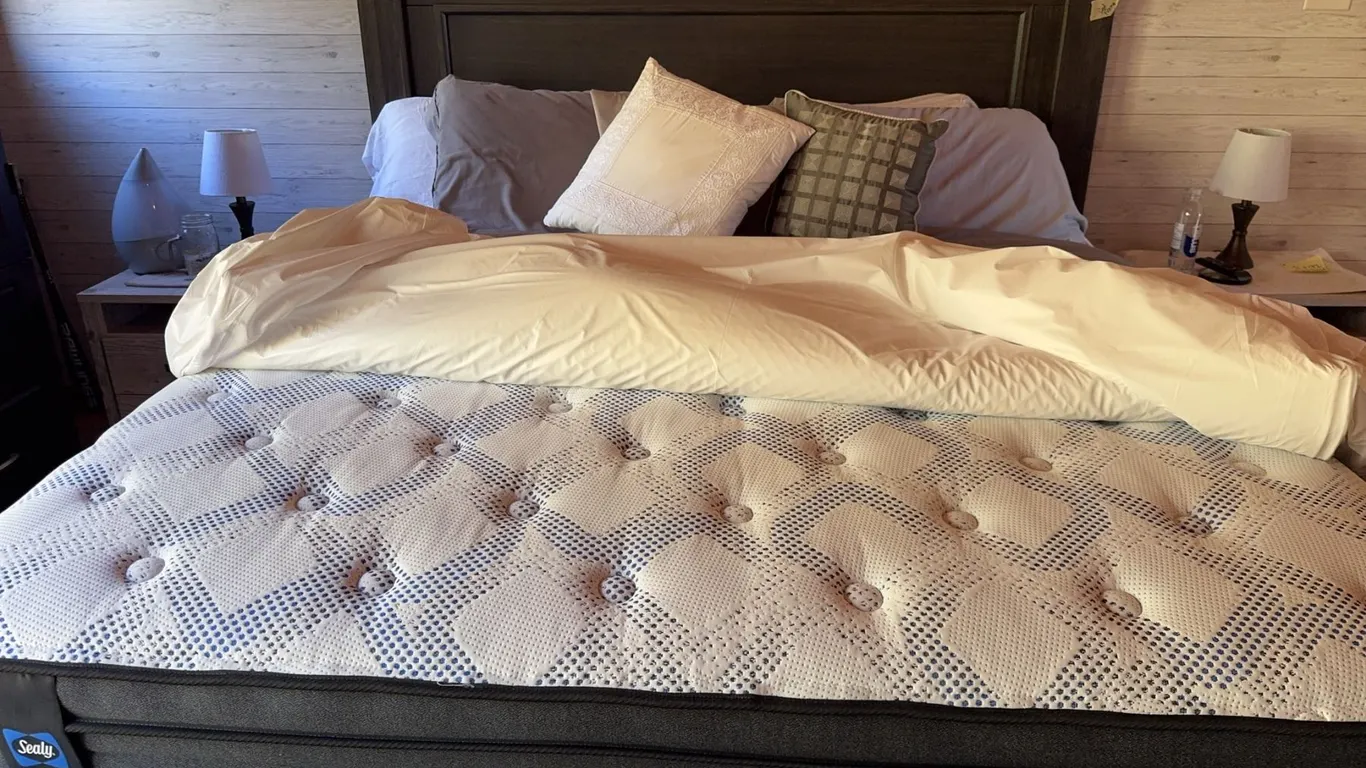 King Like New Sealy Posturepedic Mattress ONLY
