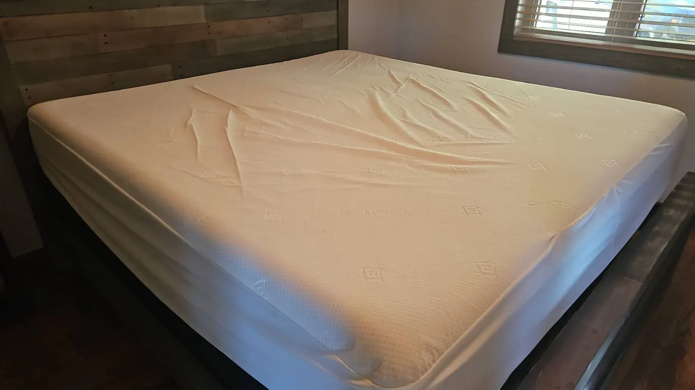 TEMPUR-Pedic King Size Mattress with cover Like New