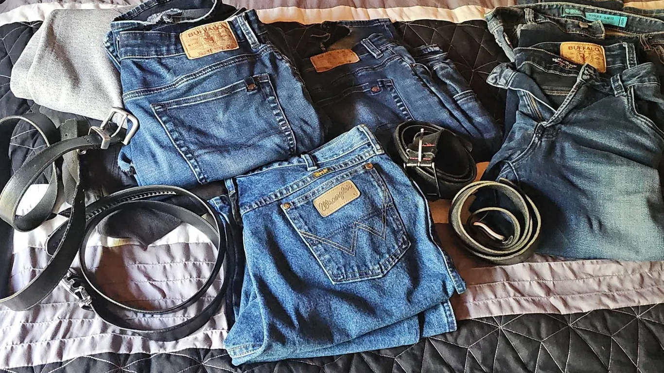 Men's Jeans and Belts Lot, Buffalo, Wrangler, Carhartt, Rock & Republic, W34