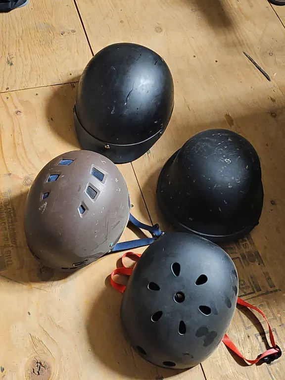 4 Helmets Assorted Styles and Colours, Mixed Use