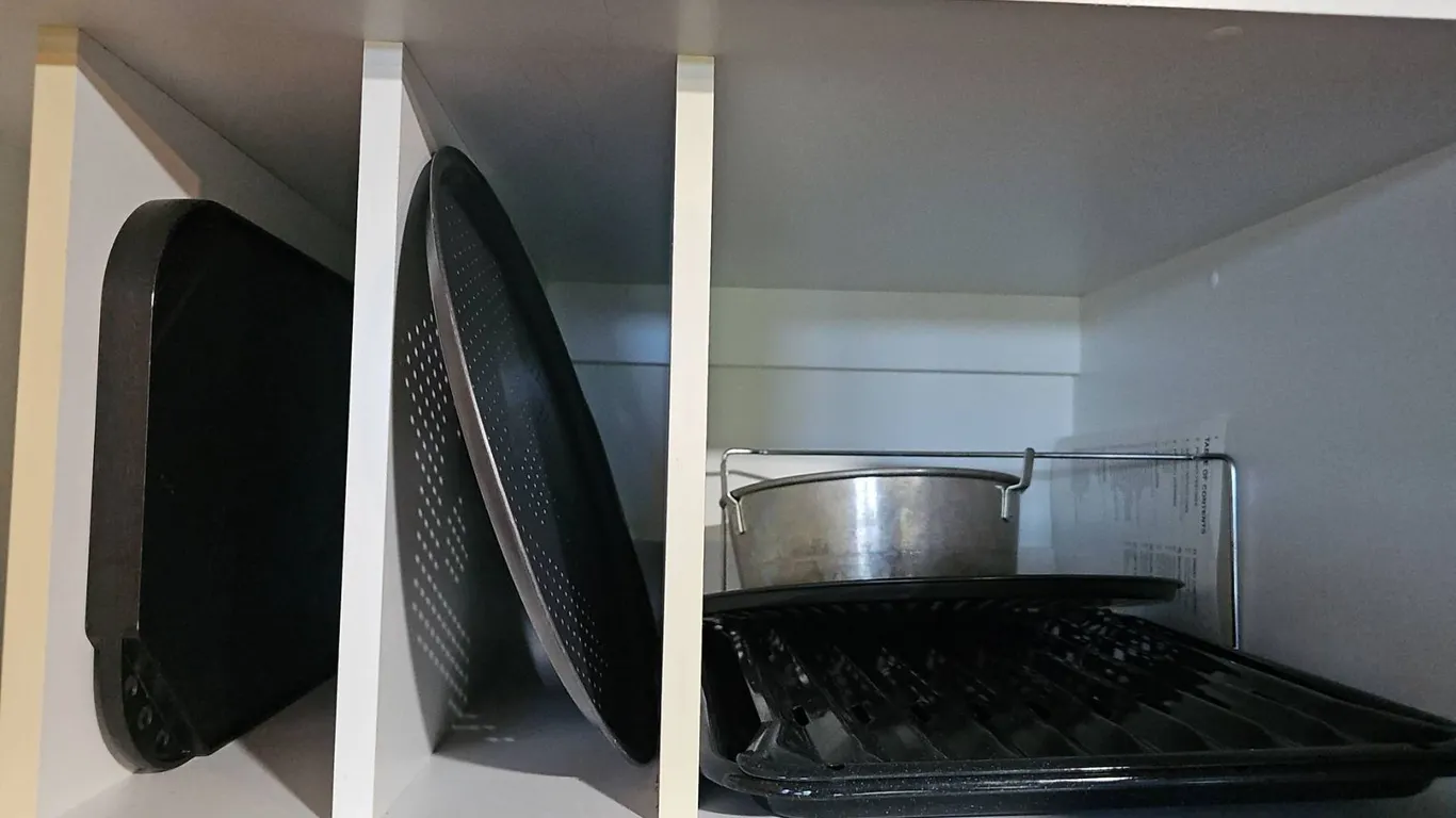 Bakeware Lot: Roasting Pan, Muffin Pan, Pizza Pan, Baking Tray, Aluminum Pot