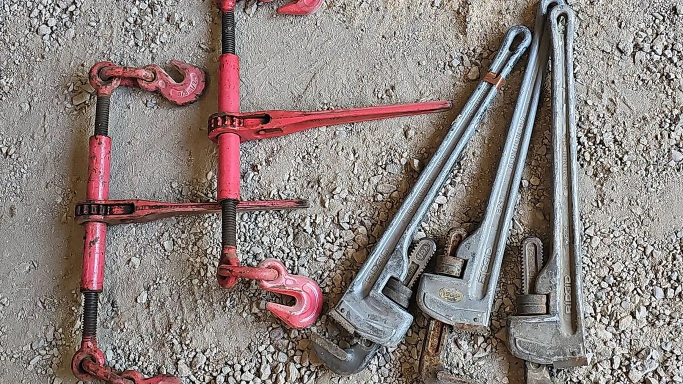 3 RIDGID 24 Inch Pipe Wrenches and 2 Heavy Duty Chain Load Binders