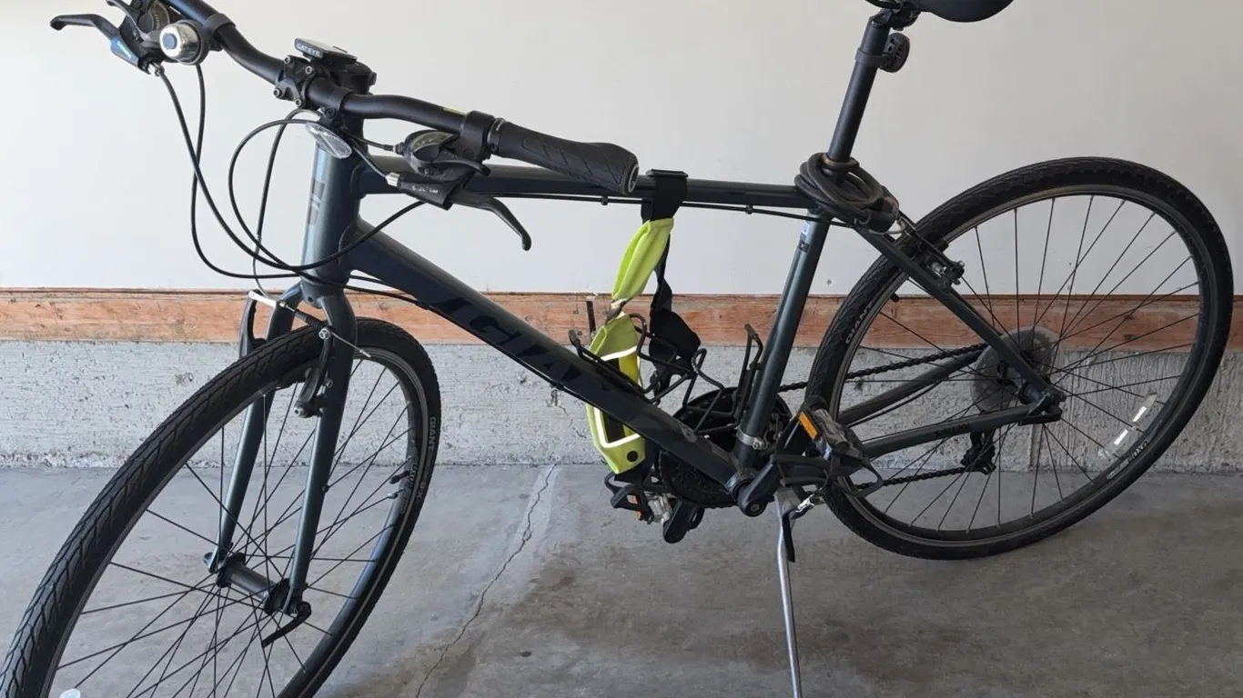 Giant Hybrid Bicycle ALUXX Frame with CONNECT Saddle and Cateye Computer