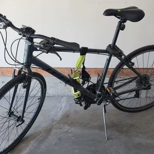 Giant Hybrid Bicycle ALUXX Frame with CONNECT Saddle and Cateye Computer