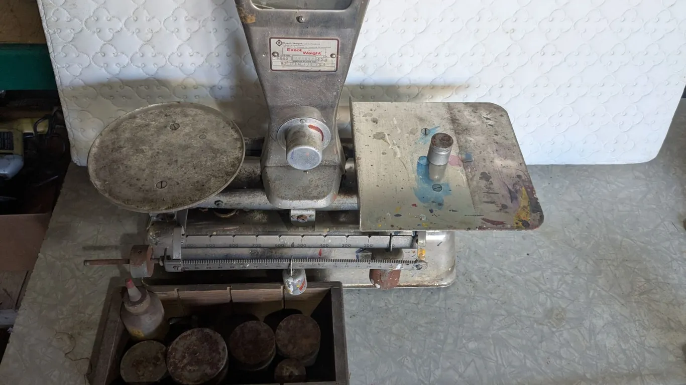 Vintage Store Scale w/ Extra Weights