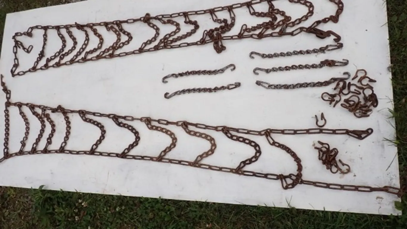 Pair of 5' Tire Chains with Repair Pieces