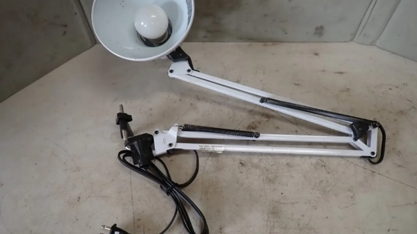 Articulating Metal Arm Workshop Lamp