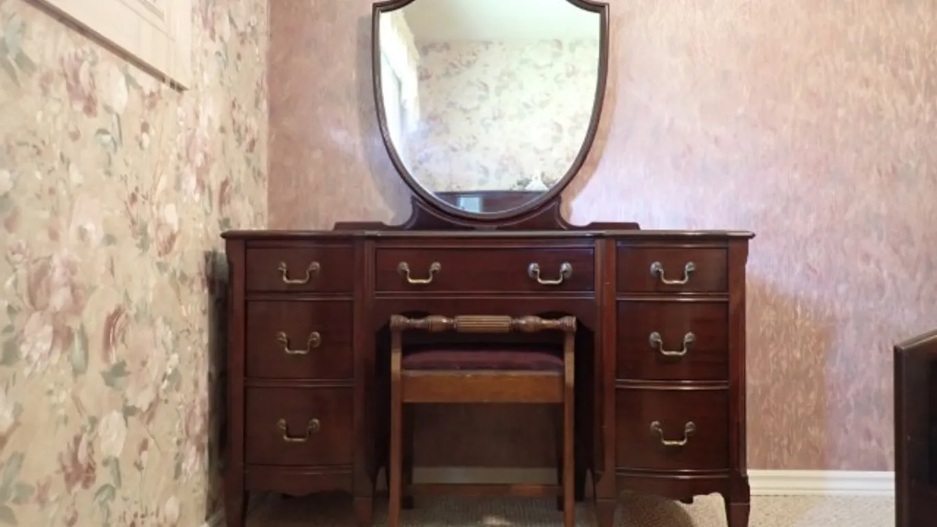 Vintage Vanity Table With Mirror & Stool