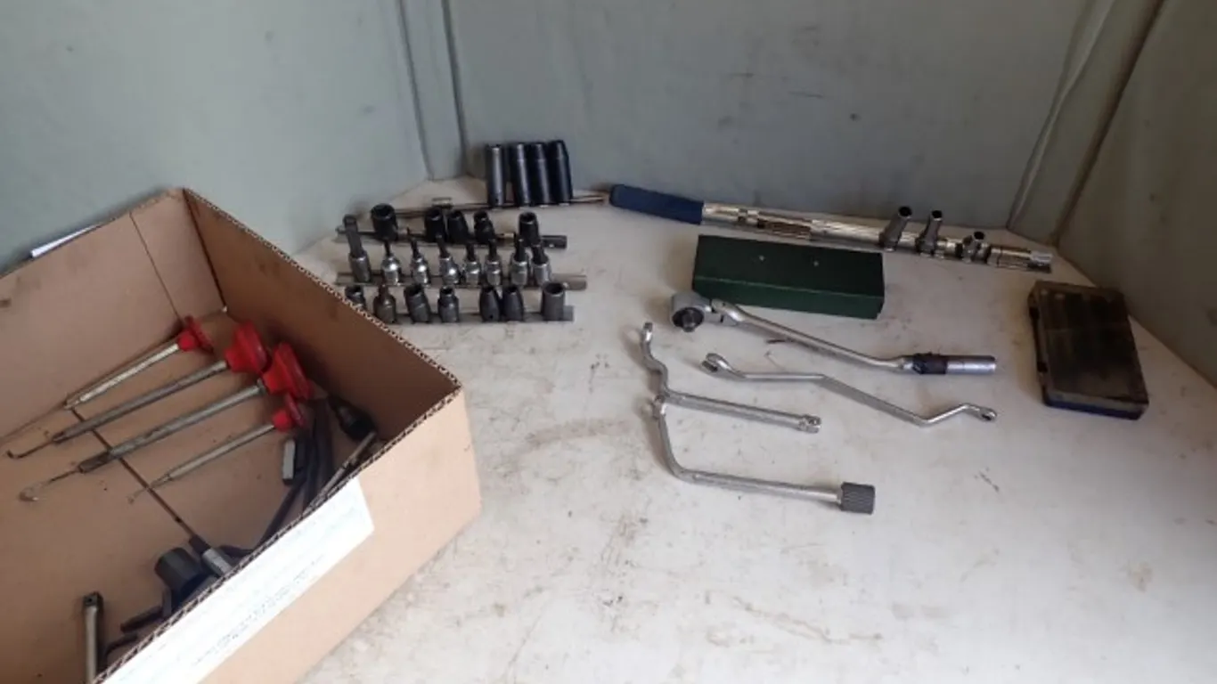Off-set wrenches + Ratchet and sockets