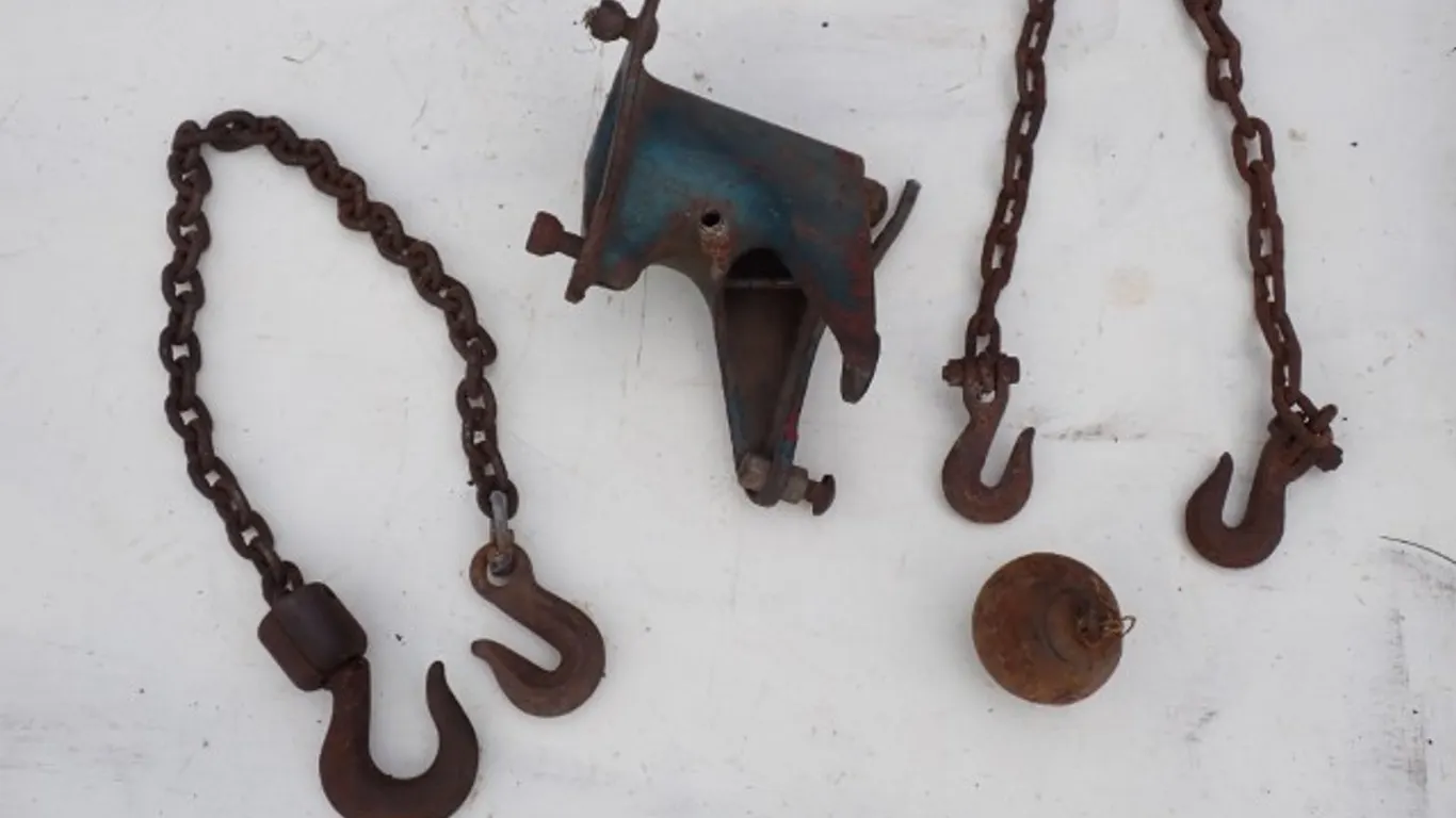 Heavy Chains, Hooks & Cast-Iron Mechanical Component