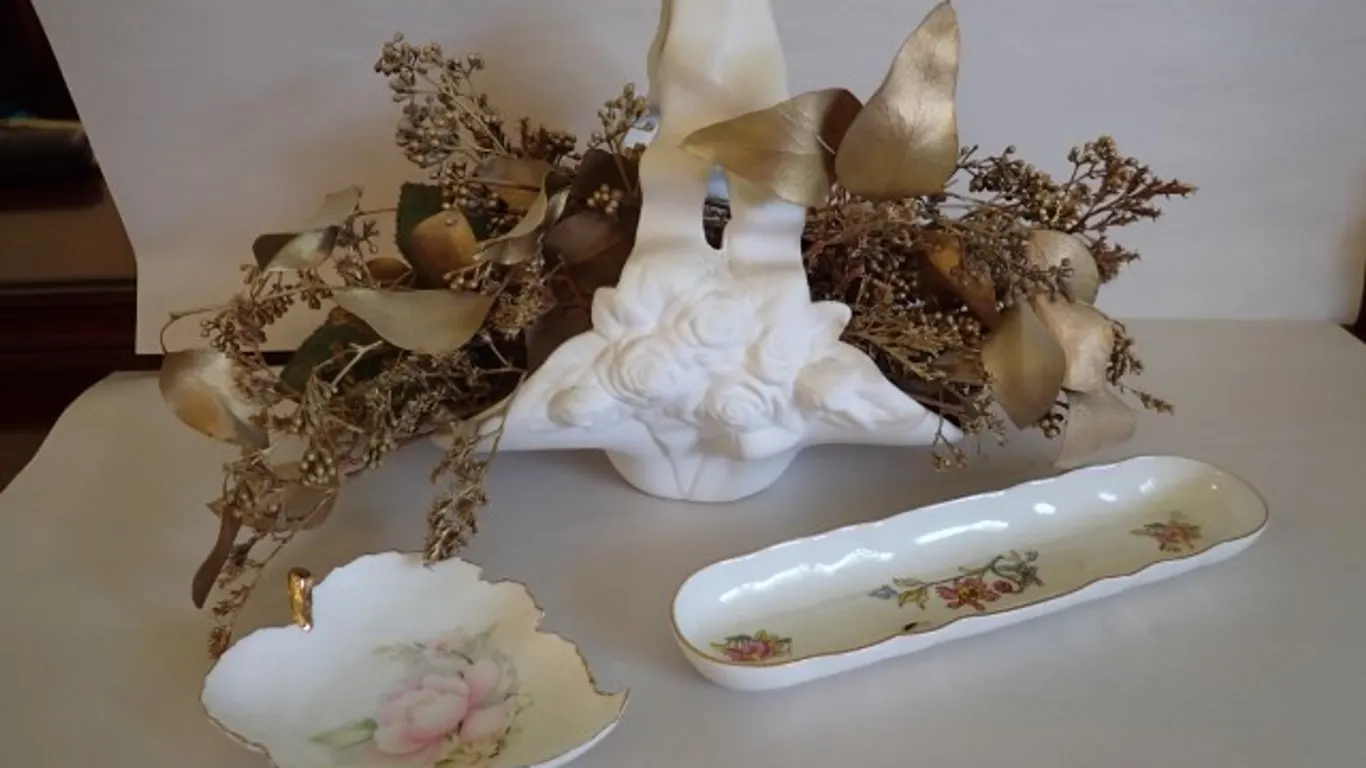 Porcelain Jewelry/Ring Dishes & Pocket Vase