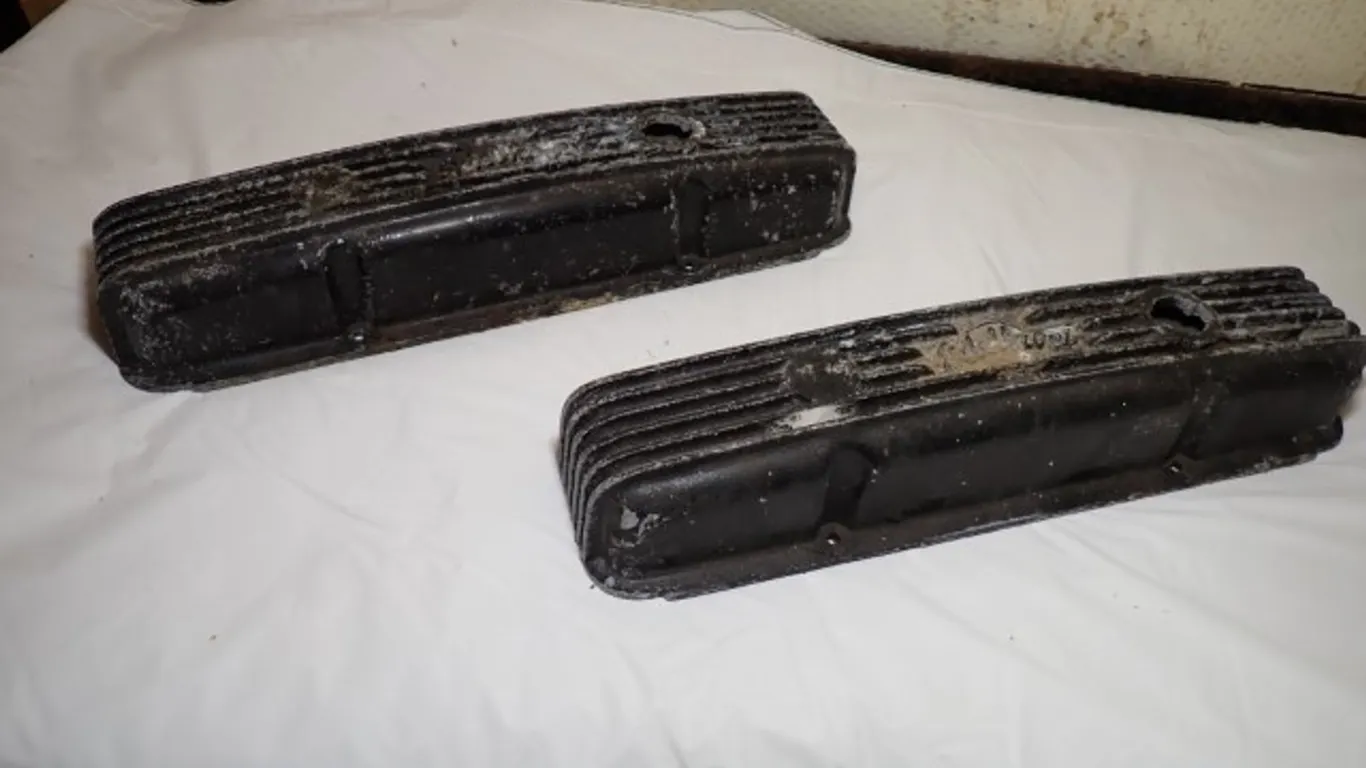 Pair of Edelbrock Finned Valve Covers