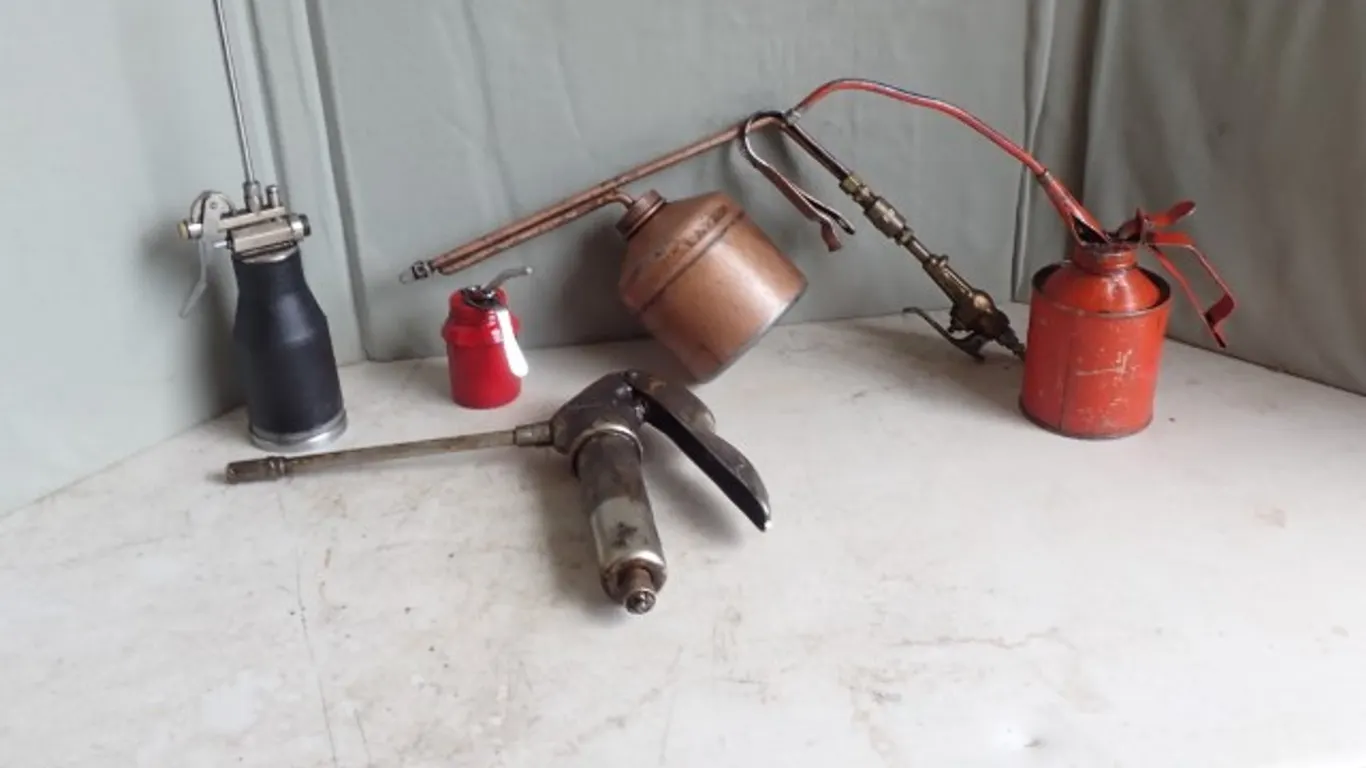 Grease guns and oil cans