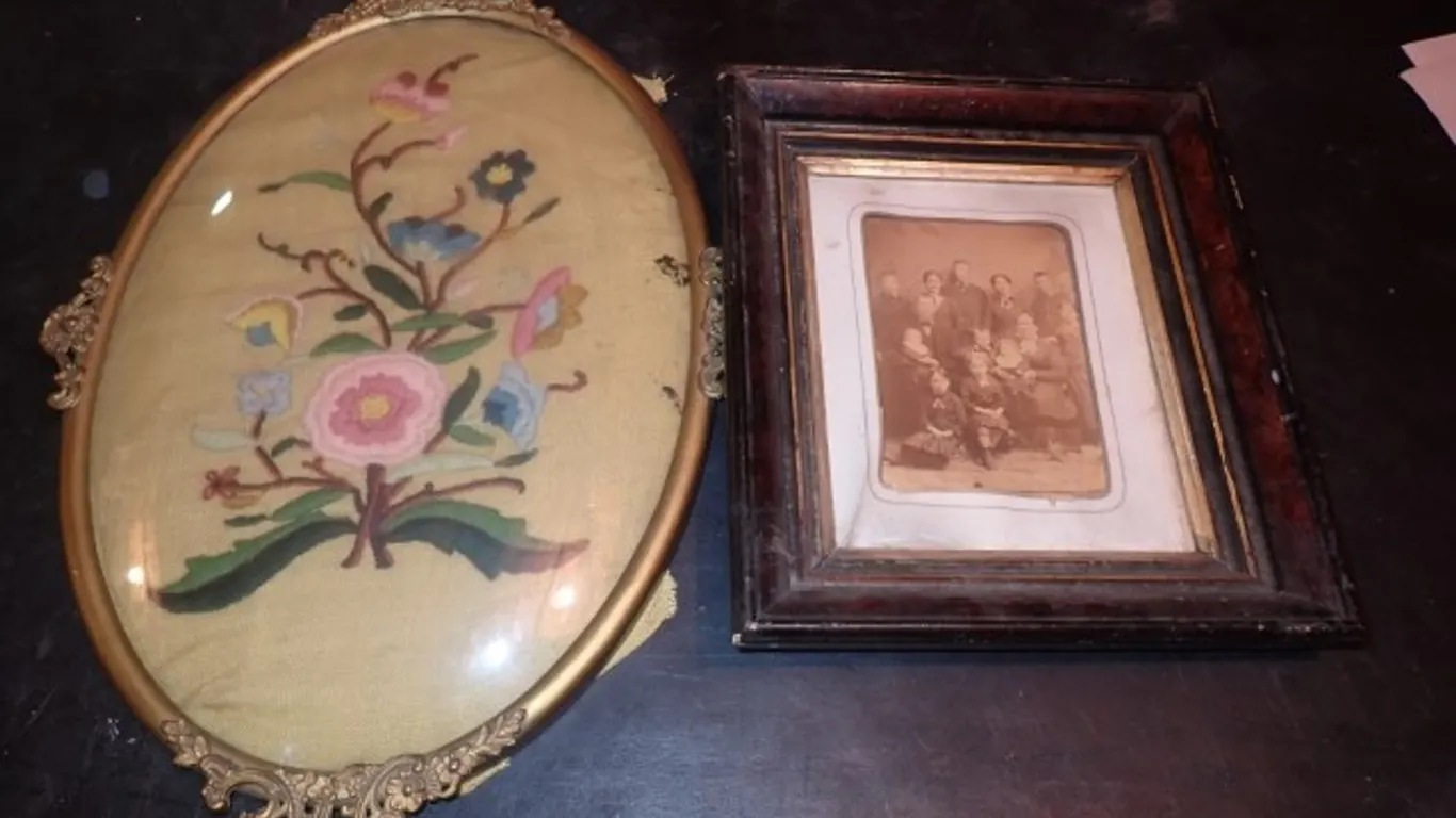 Antique Frame with Oval Convex Glass Plus