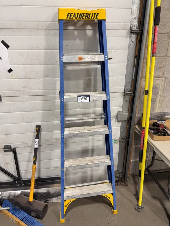 Featherlite 6' Fiberglass Step Ladder