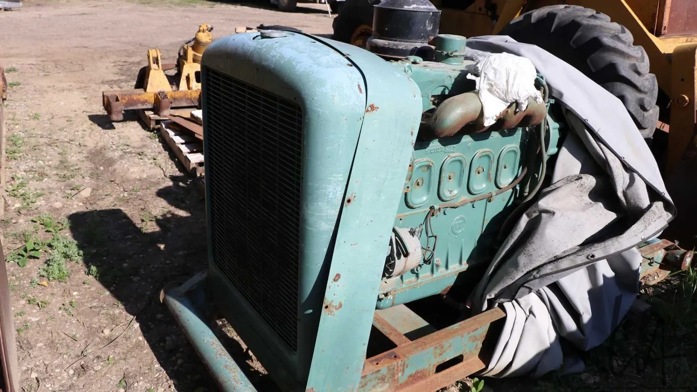 Detroit Diesel 4-71 two stroke engine note: this was bought to replace the engine in lot no. 208. Th
