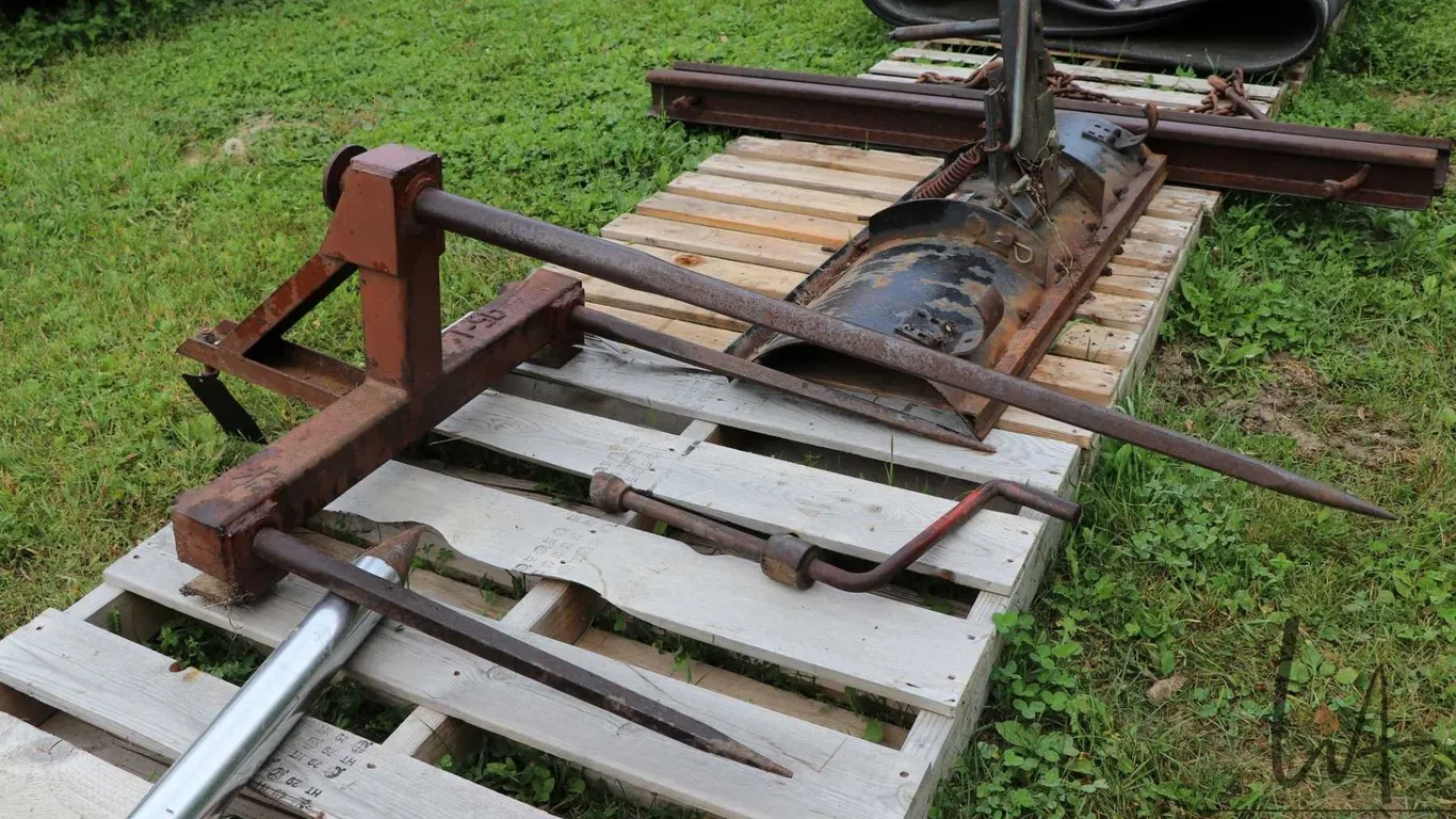 Bucket mounted HiQual bale spear