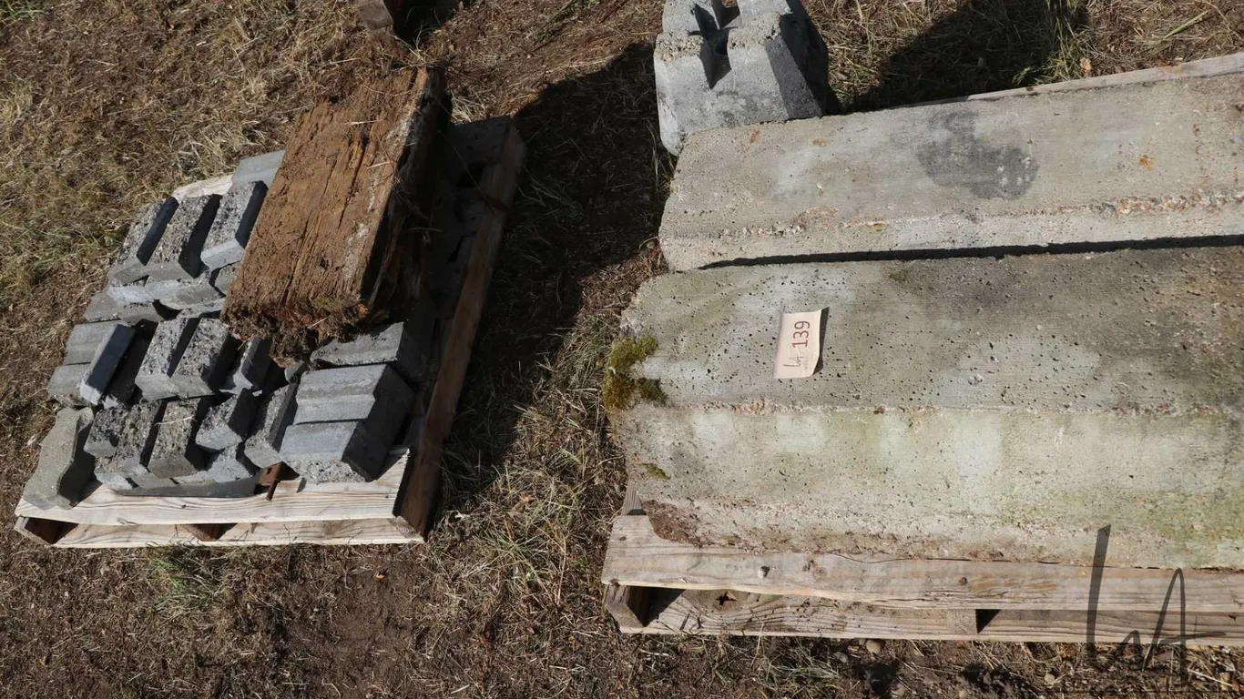 Two pallets of assorted concrete blocks and bricks