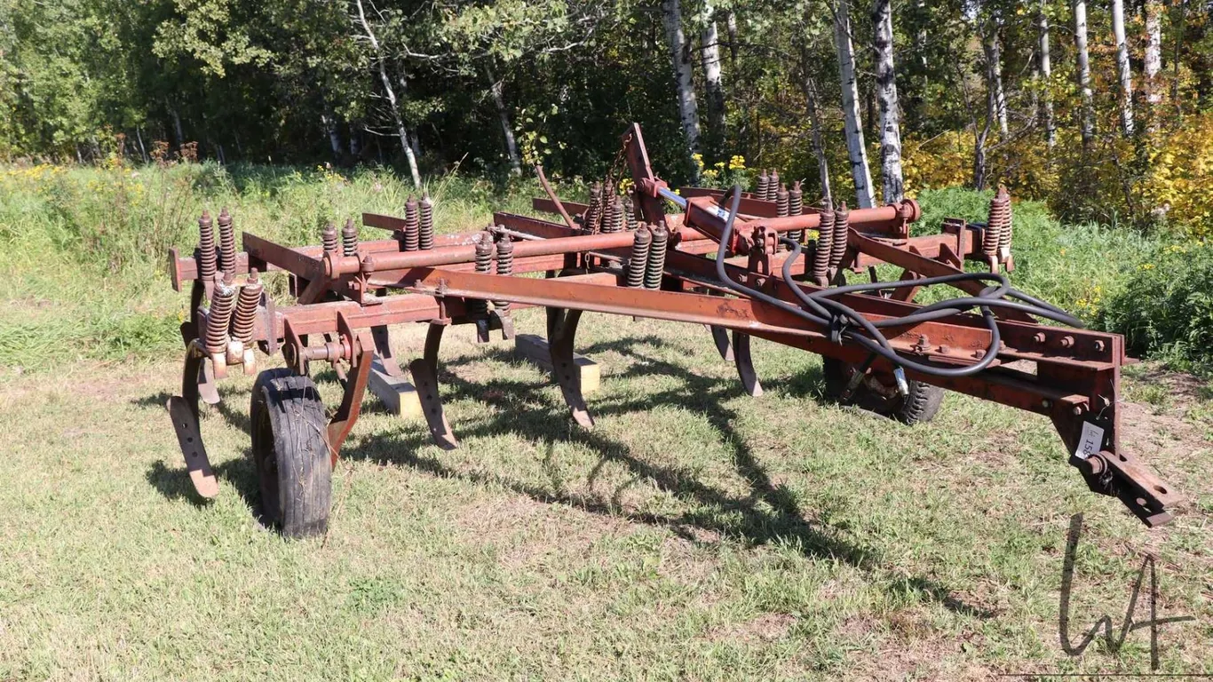 Vintage Chisel plow with hydraulic lift