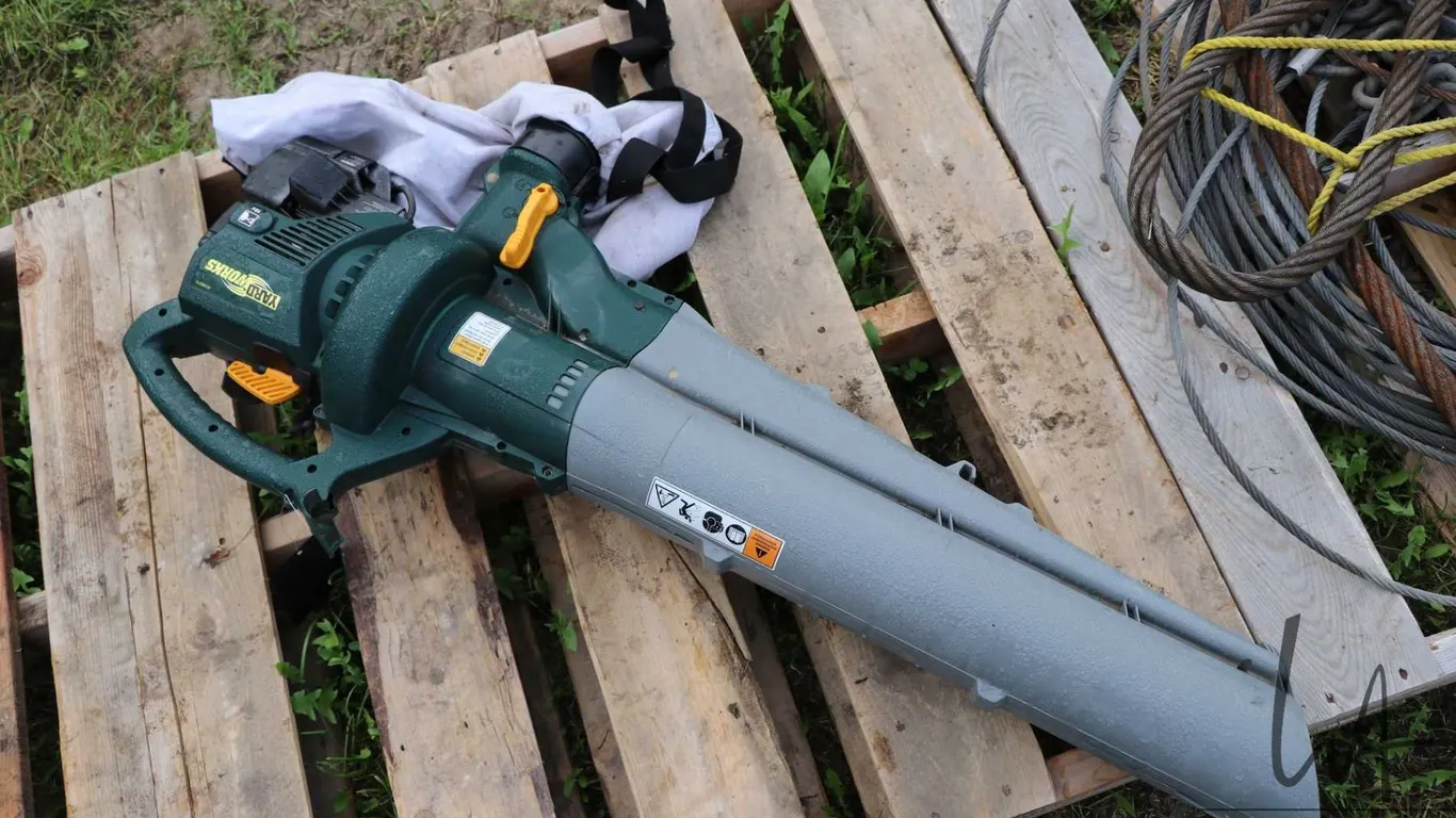 Yard Works gas powered blower/ vacuum, not tested