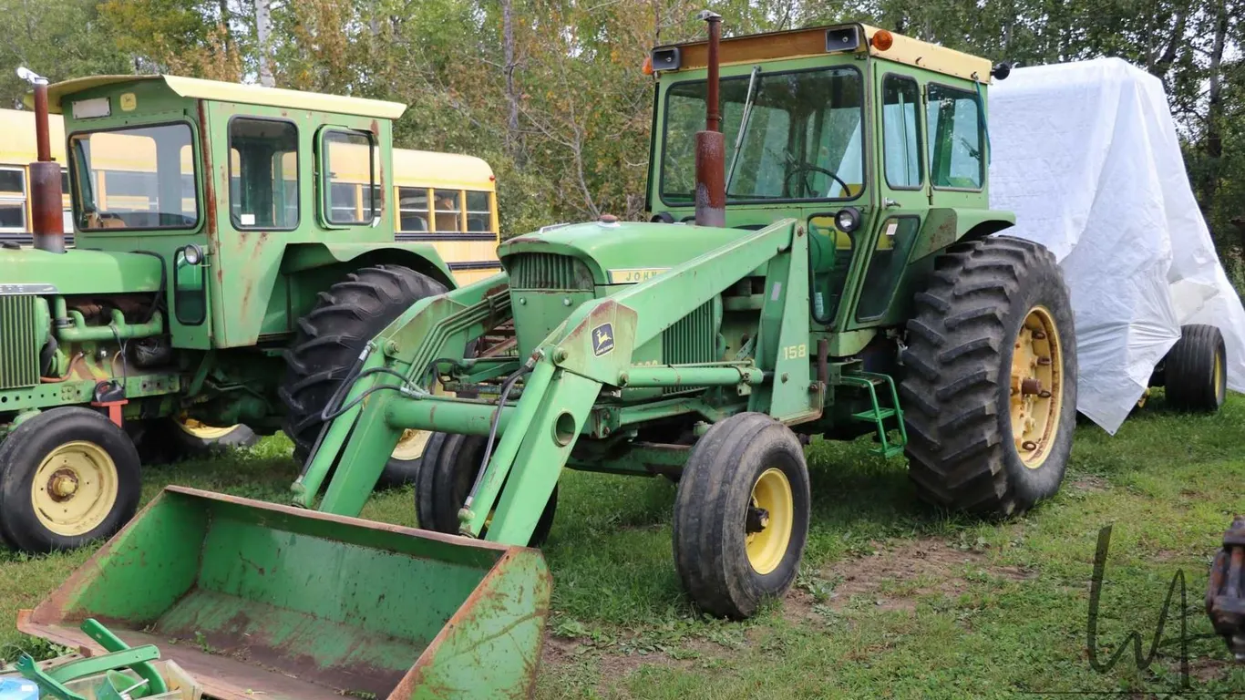 John Deere 4020 tractor, fitted with cab. and 158 loader with bucket. Showing 7966.7 hours. Running