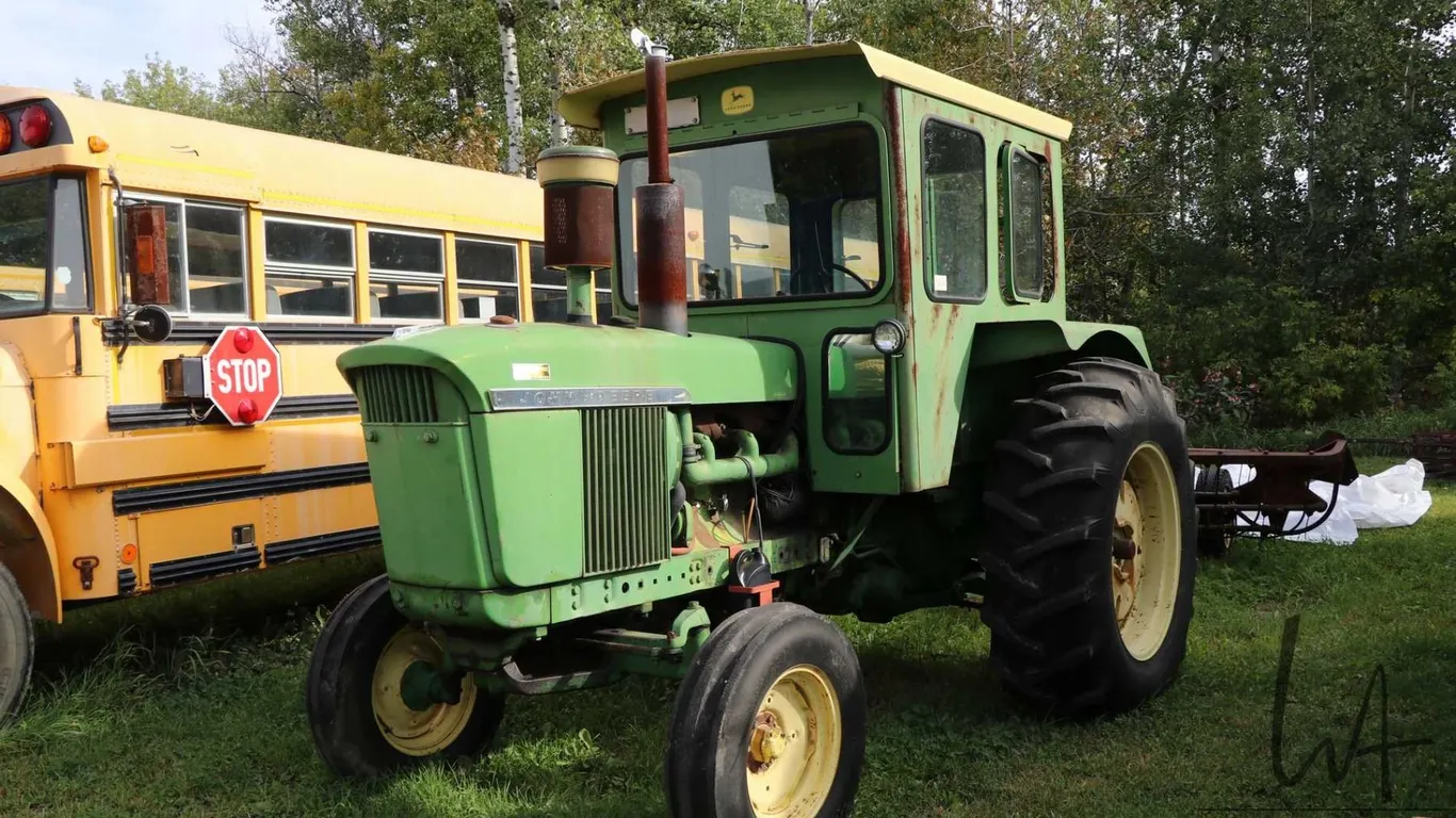 John Deere 4020 tractor. Fitted with cab. Showing 37235 hours. Serial no. SNT223R110537R Running and