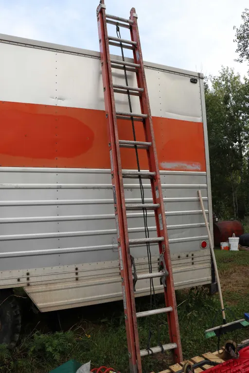 Louisville Model FE3224 24' step ladder