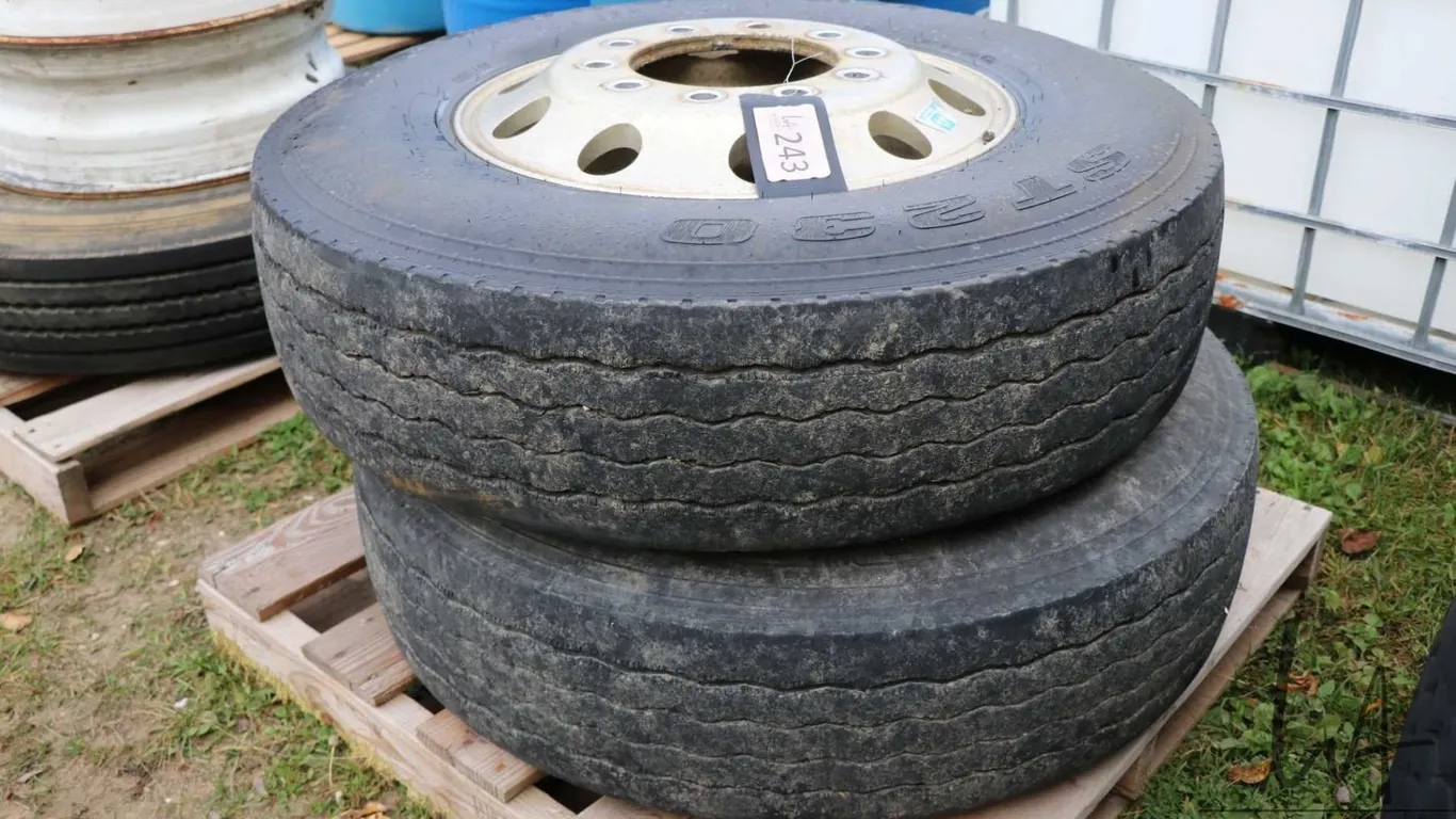 Pair of Alcoa alloy 22.5" rims, note: tires worn
