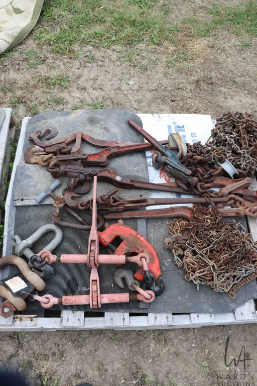 Selection of binders, shackles, tire chains etc.