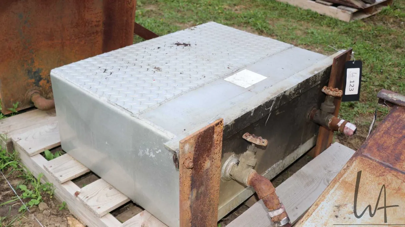 Aluminum fuel tank, 26"h x 33"w x 14"d