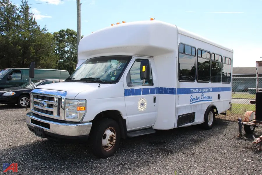 2010 Ford E450 Wheelchair Bus