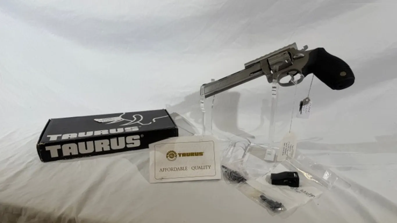 TAURUS TRACKER REVOLVER
