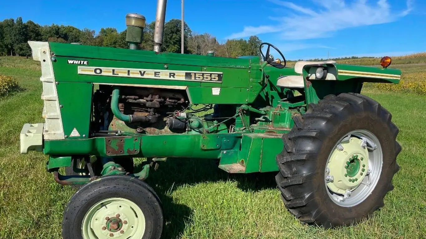 Oliver 1555 Utility Tractor