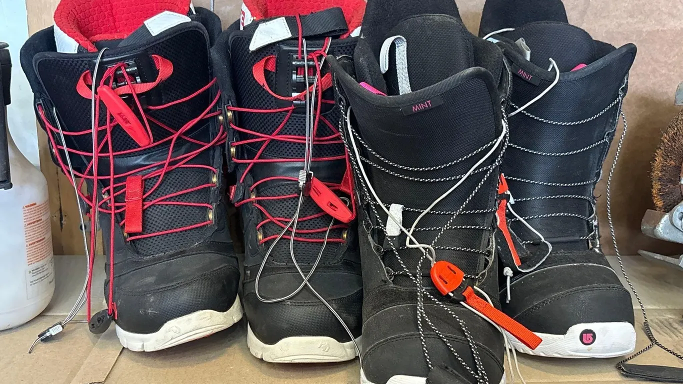 SNOWBOARD BOOTS