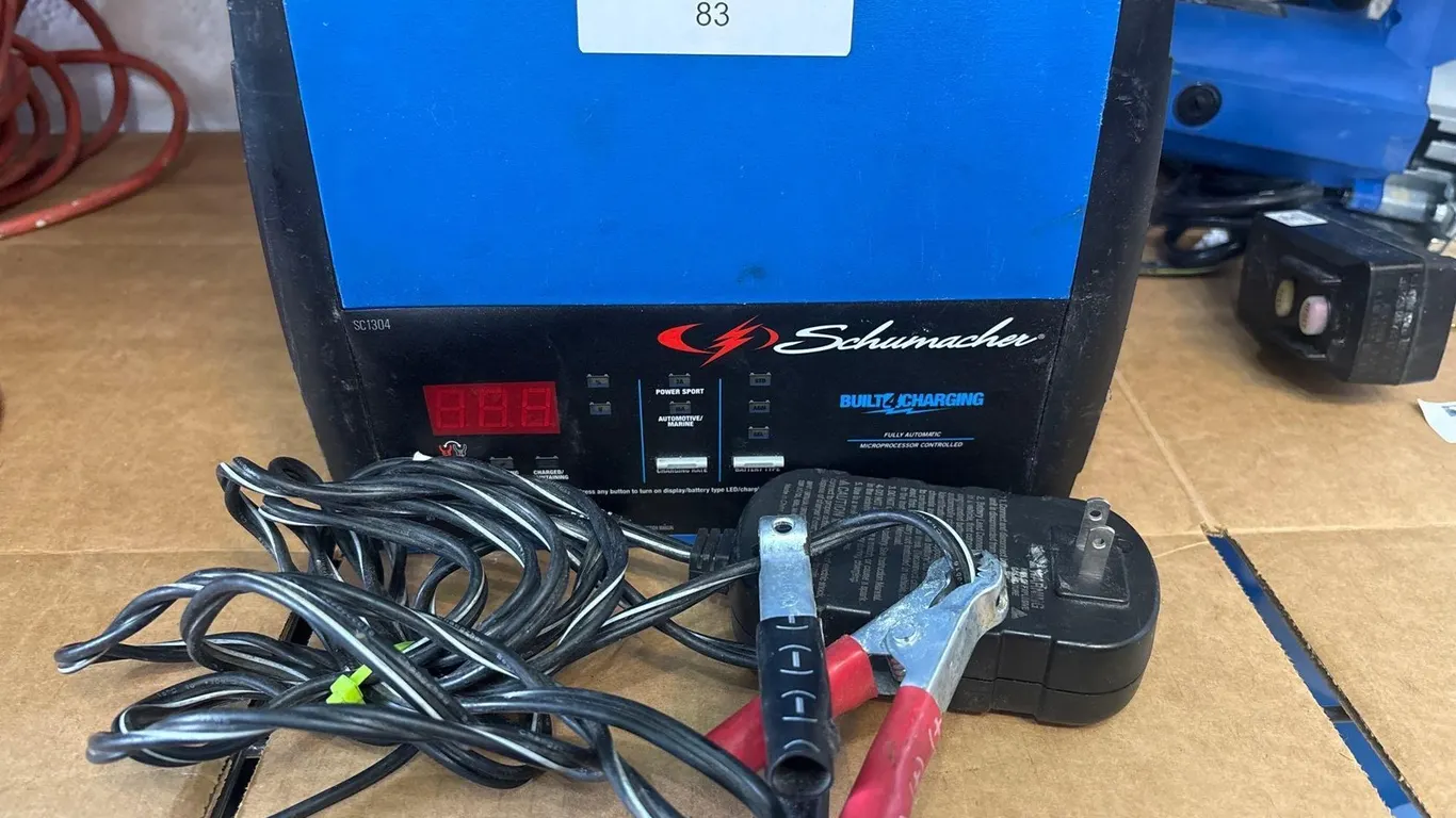 SCHUMACHER PORTABLE BATTERY CHARGER WITH CLAMPS