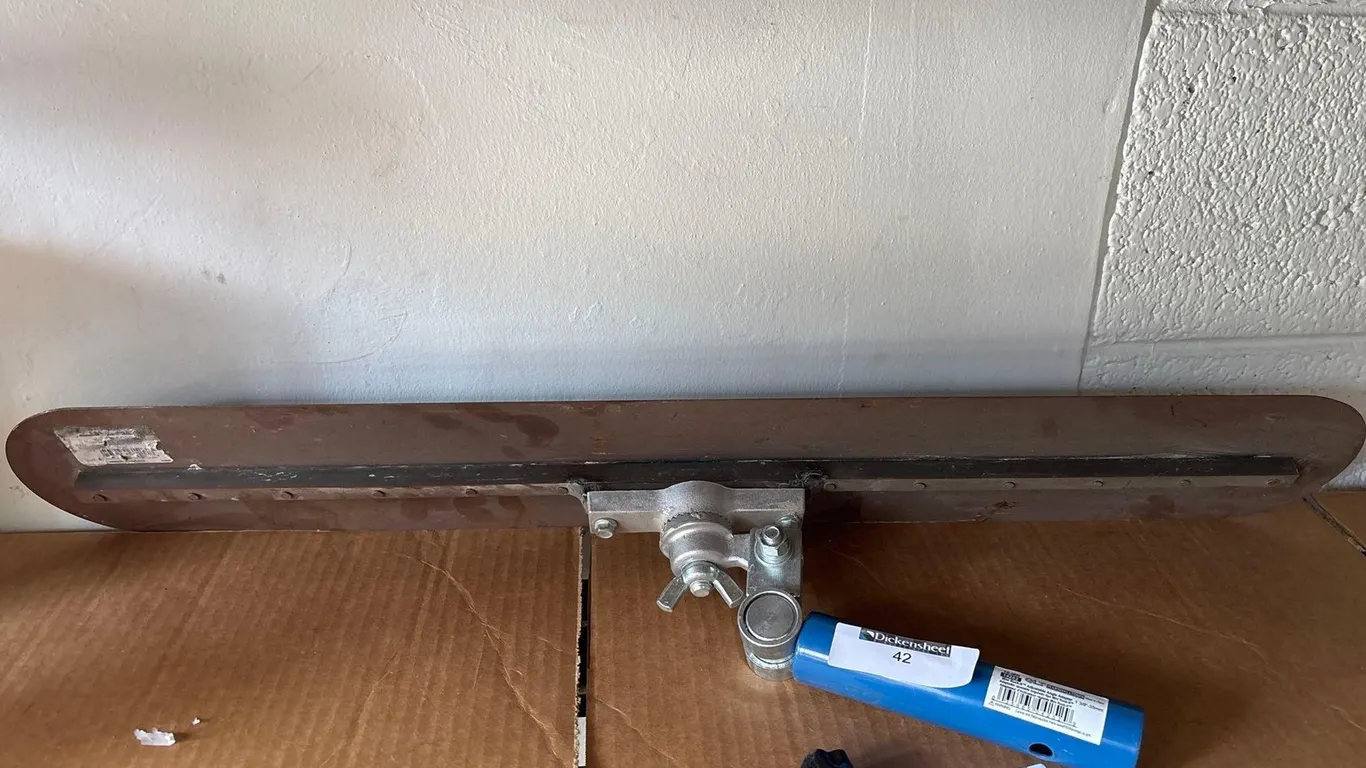 METAL FRESNO CONCRETE TROWEL