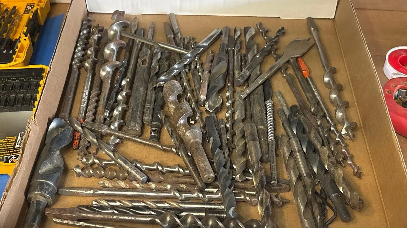 LARGE VARIETY OF DRILL BITS