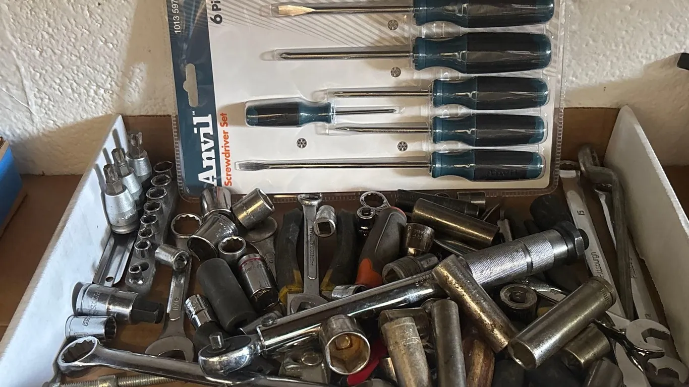 SOCKETS, WRENCHES AND SCREWDRIVERS LOT