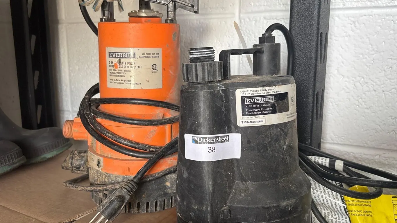 LOT OF EVERBUILT UTILITY PUMPS