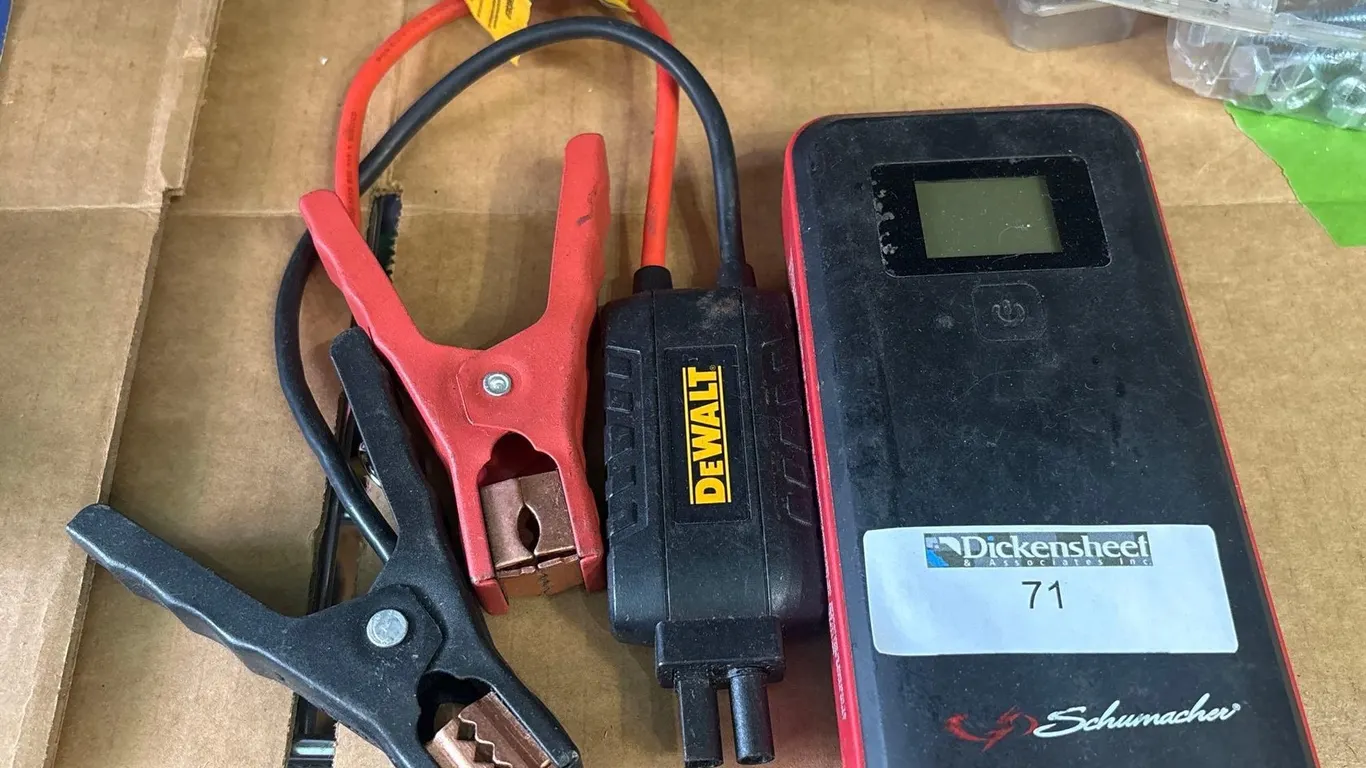 SCHUMACHER LITHIUM JUMP STARTER POWER PACK WITH DEWALT