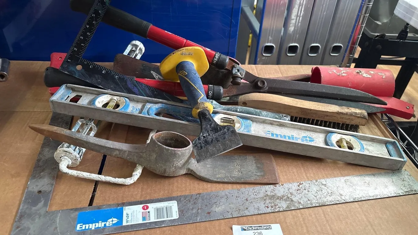 LEVEL, FRAMING SQUARE AND GARDENING TOOLS