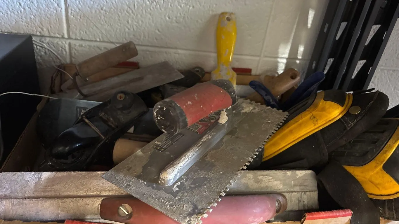 TROWELS AND KNEE PADS