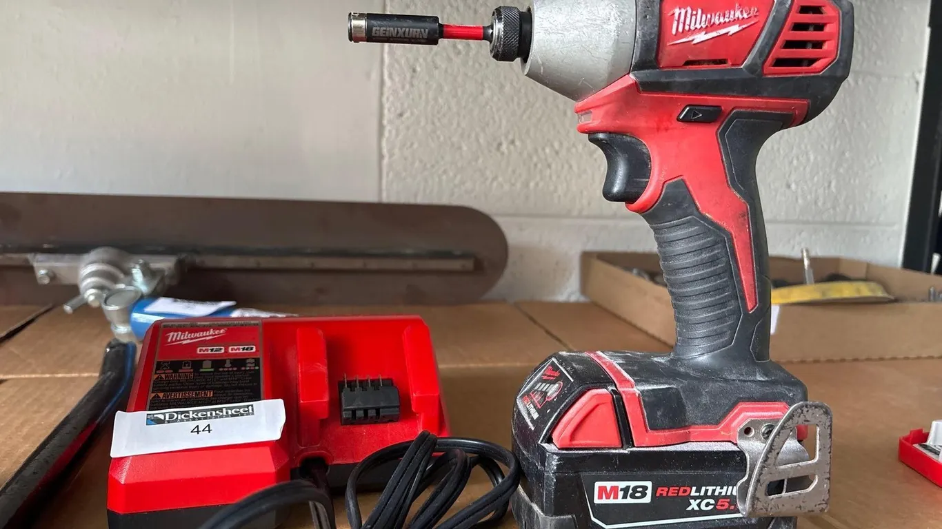 MILWAUKEE DRIVER WITH BATTERY AND CHARGER