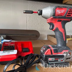 MILWAUKEE DRIVER WITH BATTERY AND CHARGER