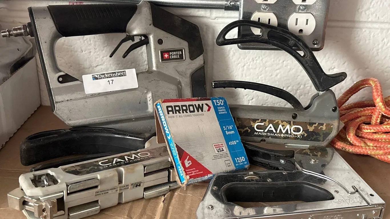 (4) STAPLE GUNS, STAPLES LOT