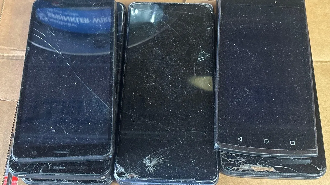 DAMAGED PHONES LOT